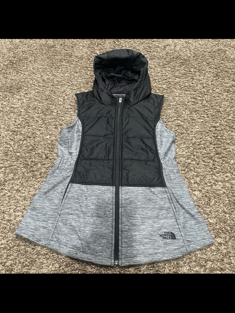 The north face psuedio hooded vest women’s medium